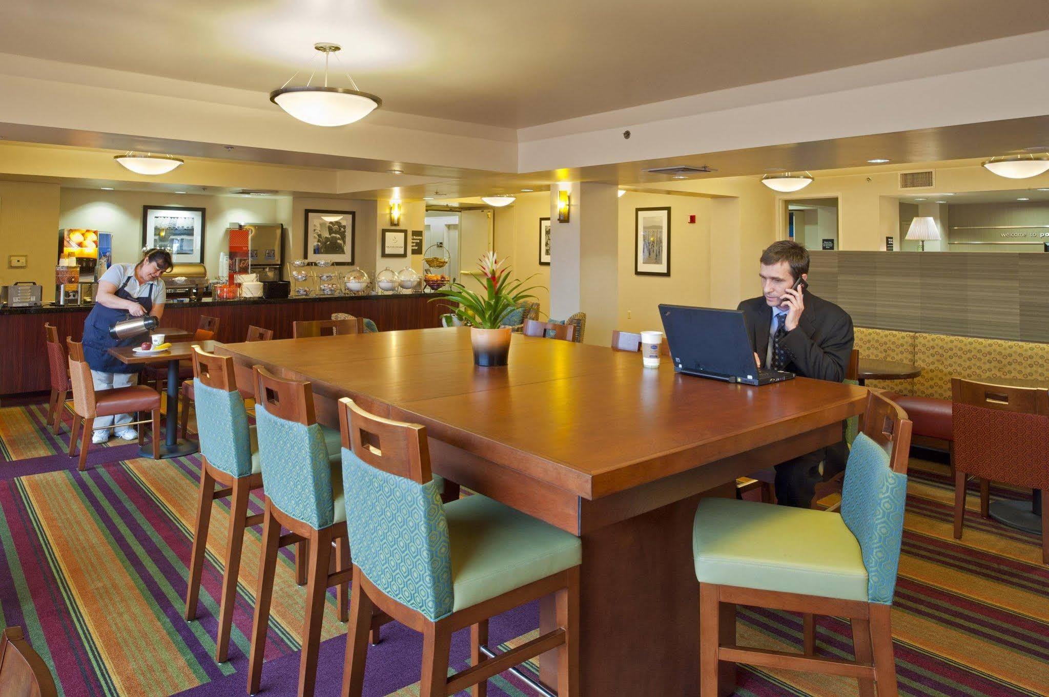 Hampton Inn Portland Airport Exterior photo