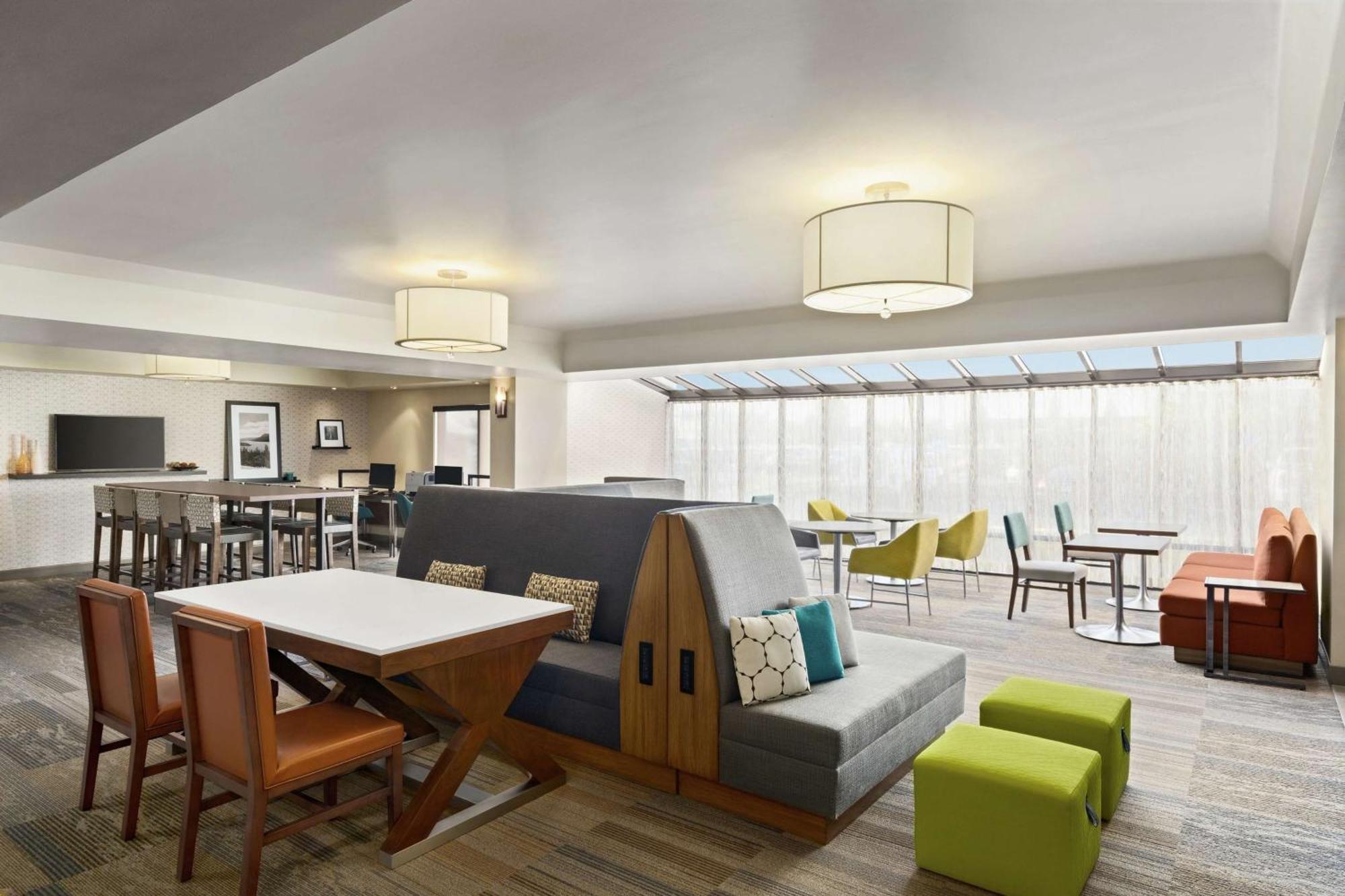 Hampton Inn Portland Airport Exterior photo