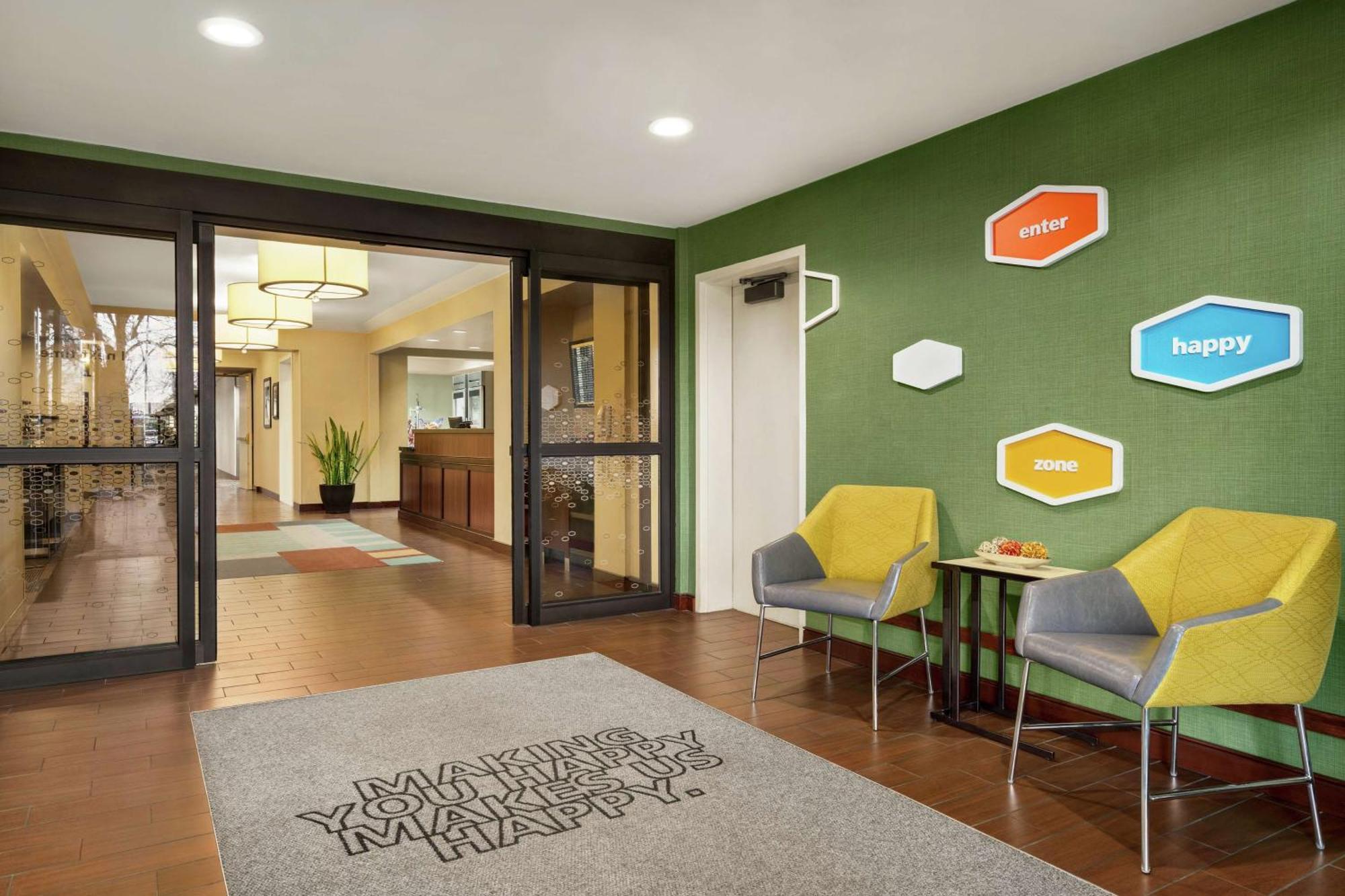 Hampton Inn Portland Airport Exterior photo
