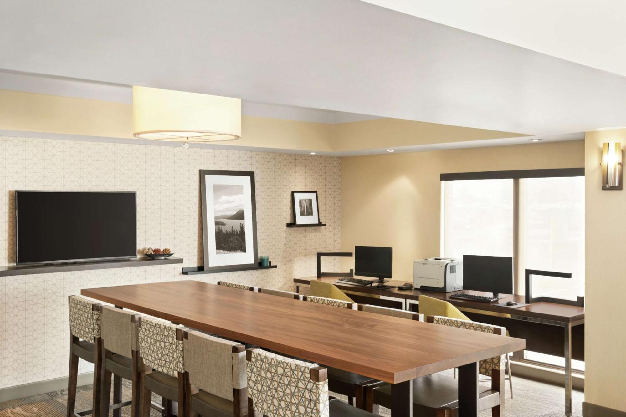 Hampton Inn Portland Airport Exterior photo