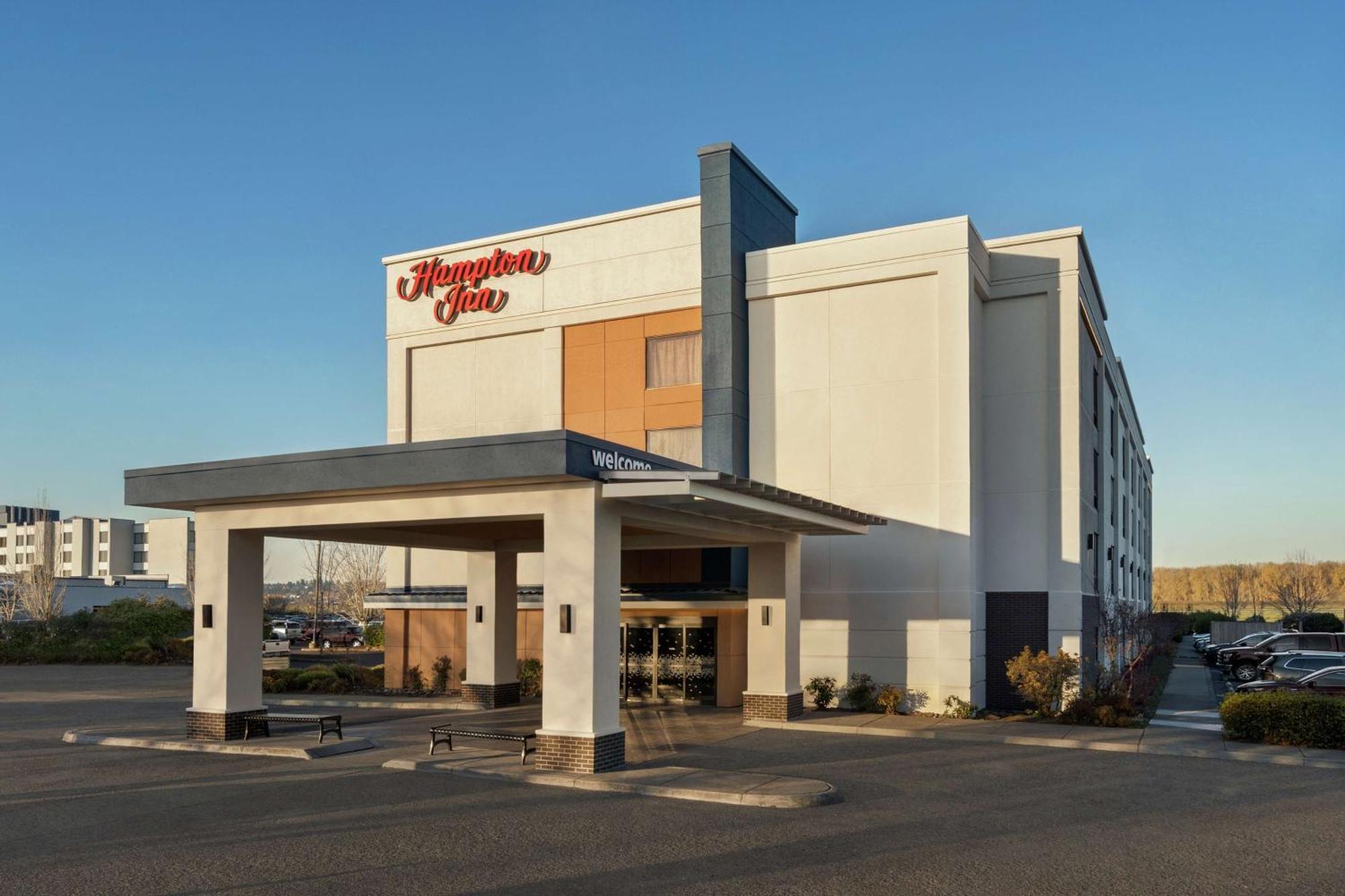 Hampton Inn Portland Airport Exterior photo
