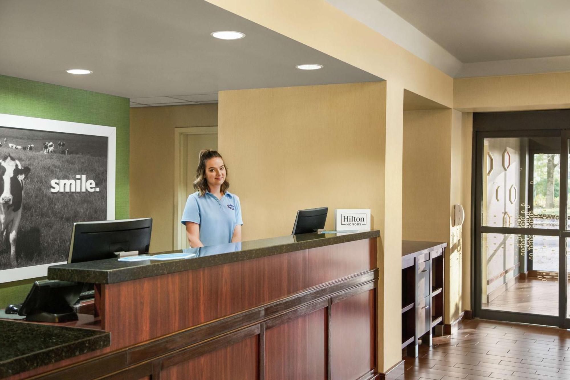 Hampton Inn Portland Airport Exterior photo