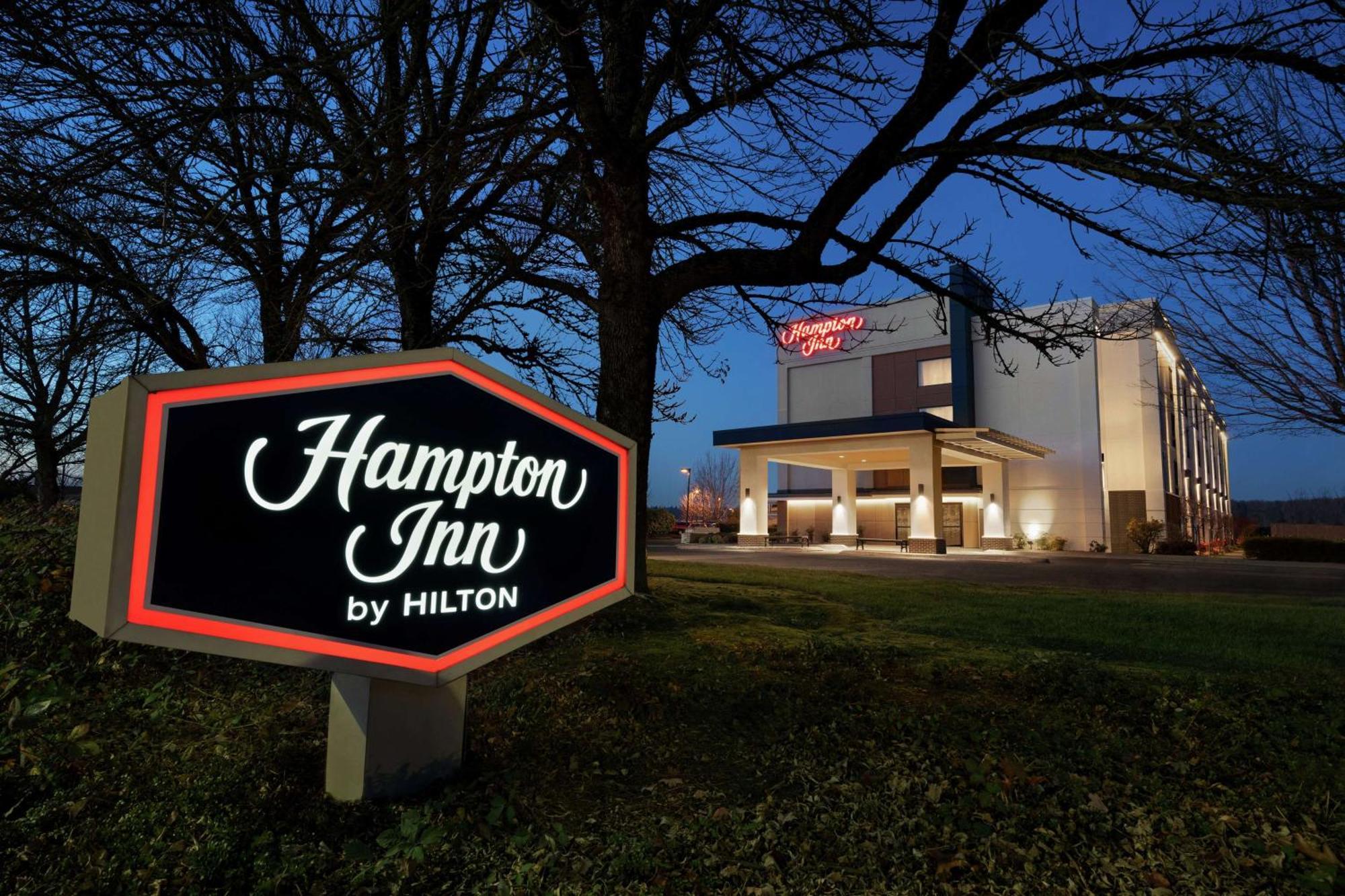 Hampton Inn Portland Airport Exterior photo