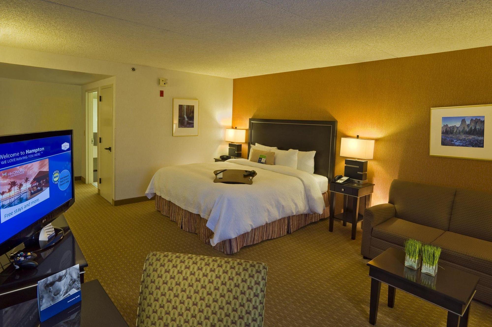 Hampton Inn Portland Airport Exterior photo
