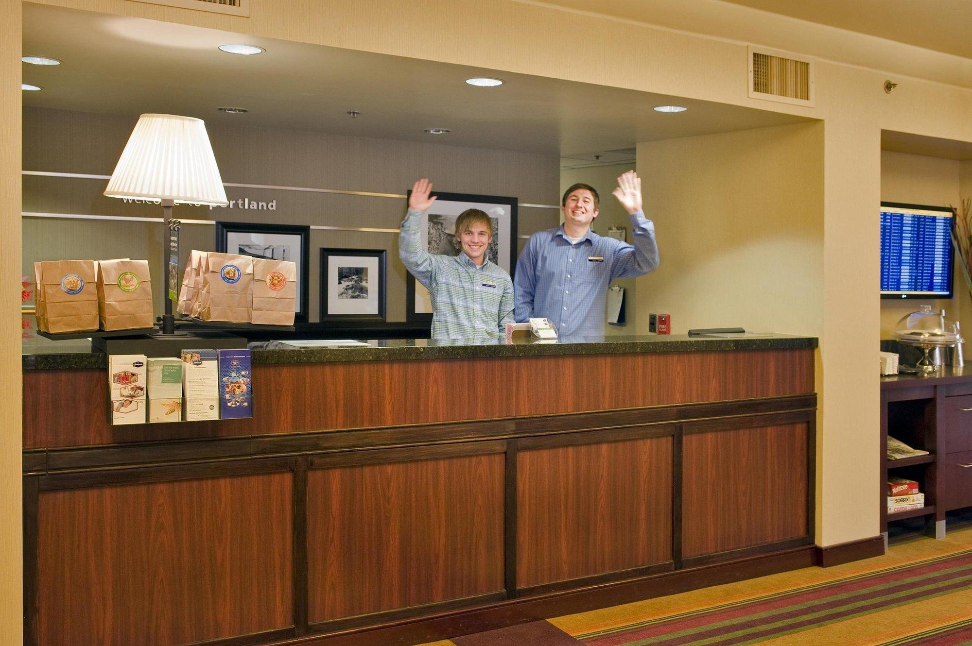 Hampton Inn Portland Airport Exterior photo